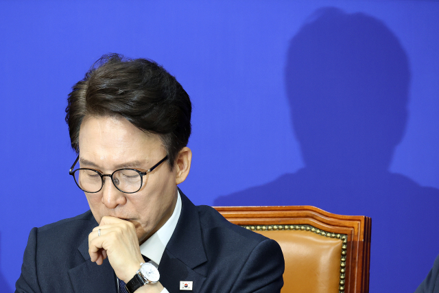 더불어민주당 김민석 대표가 19일 국회에서 열린 최고위원회의에서 한병도 원내대표의 발언을 들으며 생각에 잠겨 있다. 연합뉴스