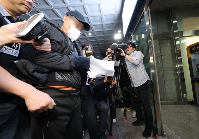 20일 서울 강남구 역삼동 소재 건물 두 곳에서 연달아 방화한 혐의를 받는 70대 남성 A 씨가 서울 수서경찰서로 압송되고 있다. 연합뉴스