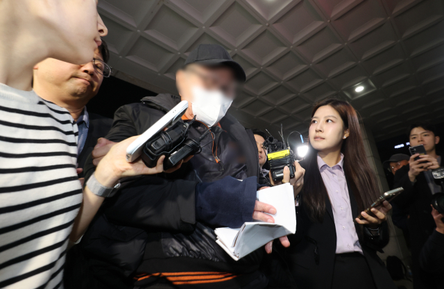 20일 서울 강남구 역삼동 소재 건물 두 곳에서 연달아 방화한 혐의를 받는 70대 남성 A 씨가 서울 수서경찰서로 압송되고 있다. 연합뉴스
