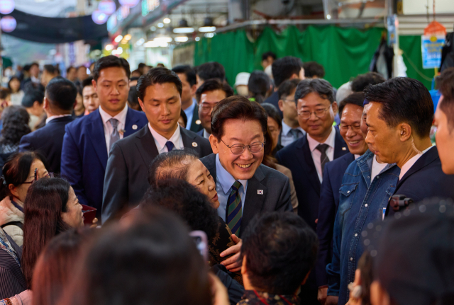 이재명 대통령이 20일 인천 계양산전통시장을 방문, 상인들과 인사를 나누고 있다. 연합뉴스