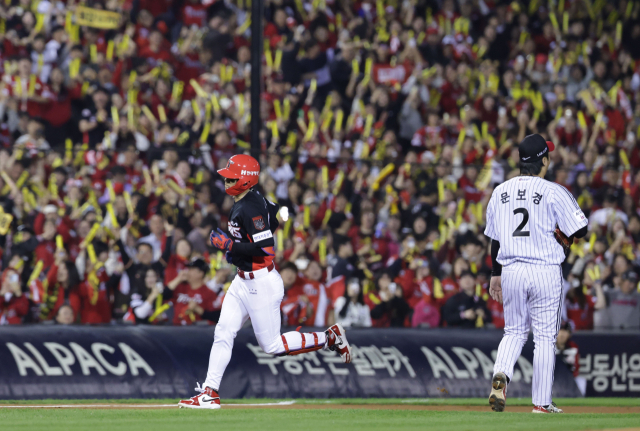 지난 20일 서울 잠실야구장에서 열린 KBO 포스트시즌 준플레이오프 3차전에서 2회초 1사 만루 상황에서 KIA 김도영이 LG를 상대로 만루 홈런을 친 뒤 그라운드를 돌고 있다. 연합뉴스