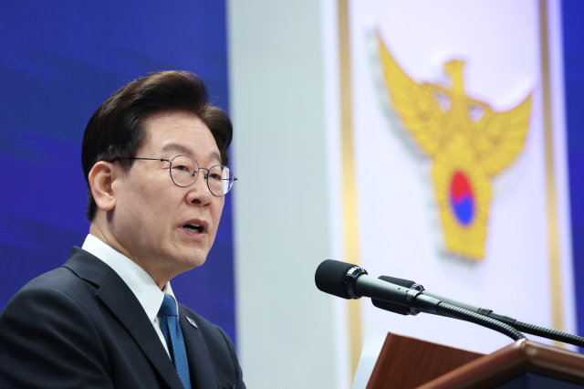 이재명 대통령이 21일 서울 서대문구 경찰청에서 열린 81주년 경찰의 날 기념식에서 기념사를 하고 있다. 연합뉴스