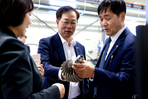 권형택 기보 이사장(가운데)이 김영흥 화성시도시형소공인협의회 회장(오른쪽)과 함께 주요 시설을 둘러보고 있다. 기보 제공