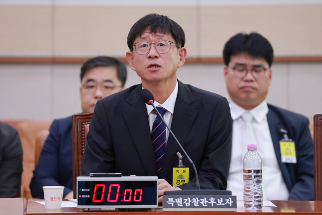 최길수 특별감찰관 후보자가 지난달 18일 국회 법제사법위원회에서 열린 인사청문회에서 법사위원 질의에 답하고 있다. c) 연합뉴스
