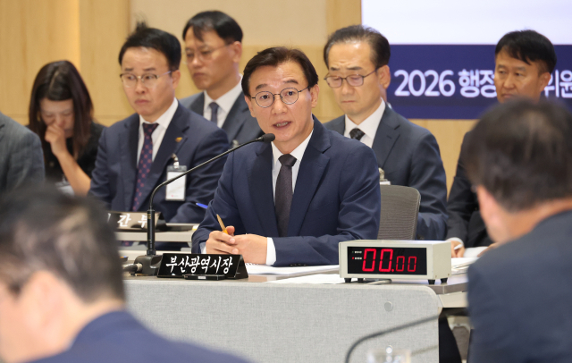 21일 부산시 연제구 부산시청에서 열린 국회 행정안전위원회의 부산시에 대한 국정감사에서 전재수 부산시장이 의원 질의에 답변하고 있다. 연합뉴스