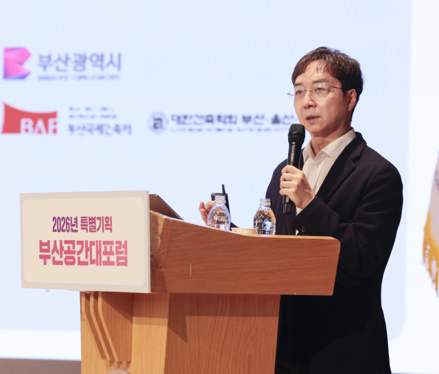 부산의 공간과 미래를 주제로 27일 특별강연에 나서는 유현준 건축가. 사진은 지난 3월 부산시가 마련한 ‘2026년 특별기획 부산공간대포럼’에서 강연하는 모습. 부산일보DB