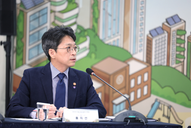 홍지선 국토부 장관이 20일 인천 계양 공공주택지구 내 아파트에서 이재명 대통령 주재로 열린 현장 간담회에서 수도권 주택공급계획 추진현황을 보고하고 있다. 연합뉴스
