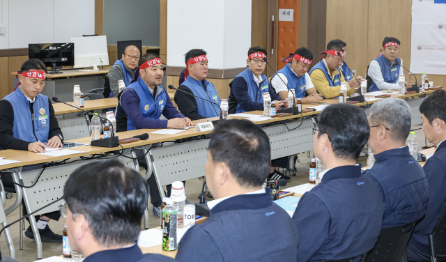 부산지하철 노동조합과 사 측인 부산교통공사가 22일 오후 부산 금정구 도시철도 노포차량사업소에서 2026년 19차 단체교섭을 진행하고 있다. 김종진 기자 kjj1761@