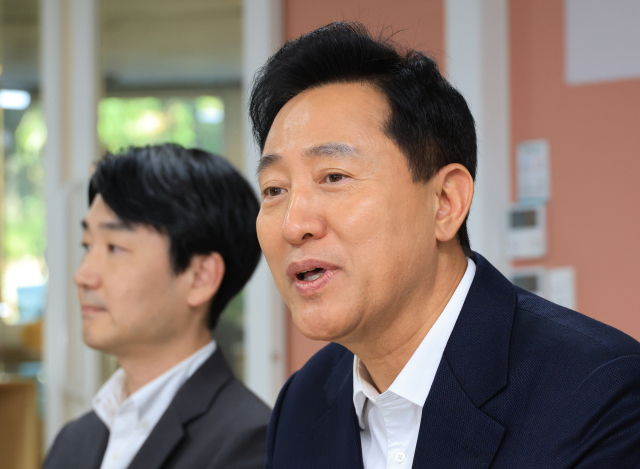 오세훈 서울시장이 21일 서울 관악구 관악건강돌봄이음센터에서 열린 서울시 통합돌봄 관계자 현장 간담회에서 인사말을 하고 있다. 연합뉴스