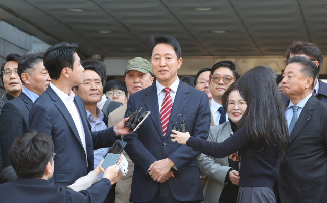 오세훈 서울시장이 23일 서울 서초구 서울고법에서 열린 '명태균 여론조사 대납 의혹 사건' 항소심 공판을 마친 뒤 나와 입장을 밝히고 있다. 연합뉴스