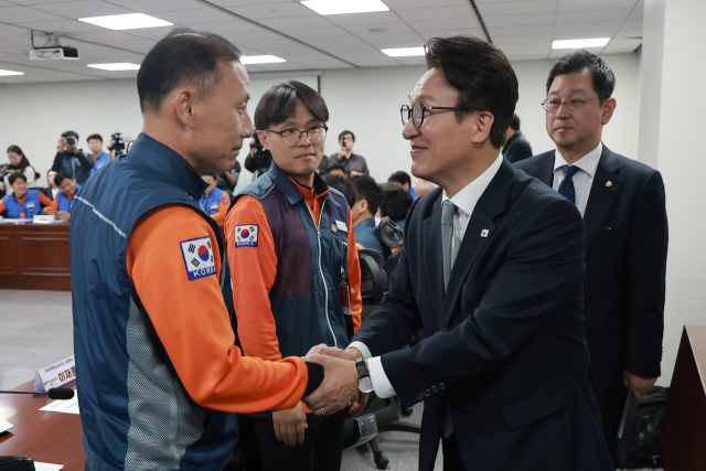더불어민주당 김민석 대표가 23일 국회 의원회관에서 열린 민주당 소방 현장 지원 강화를 위한 간담회에서 권영각 전국공무원노동조합 소방본부장과 인사하고 있다. 연합뉴스