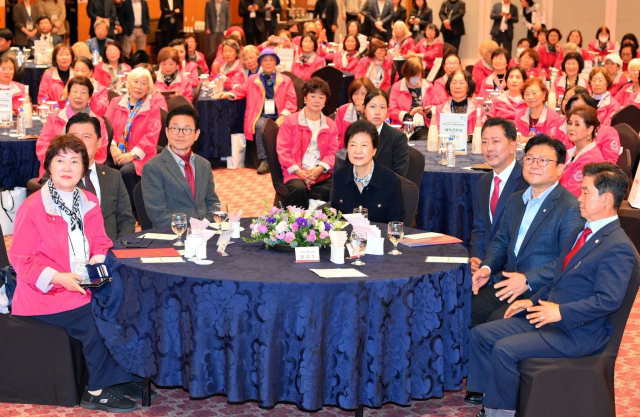 지난 25일 경북 구미시 금오산 호텔에서 열린 박정희 대통령 서거 47주기 추도식 파독 간호사 구미방문 환영 만찬에서 박근혜 전 대통령, 이철우 경북도지사, 김장호 구미시장 등 내빈들이 앉아 있다. 연합뉴스