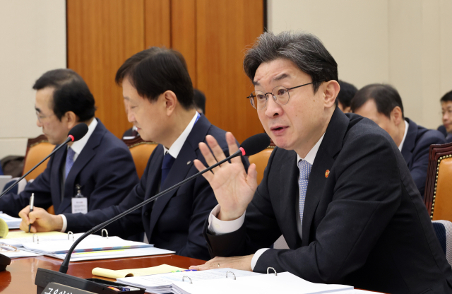 이억원 금융위원장이 지난 22일 국회에서 열린 정무위원회 국정감사에서 위원 질문에 답하고 있다. 연합뉴스
