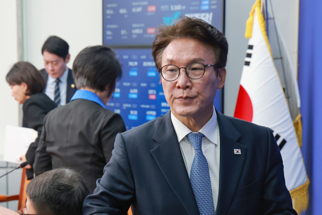 더불어민주당 김민석 대표가 26일 국회에서 열린 최고위원회의 참석을 마치고 회의실을 떠나고 있다. 연합뉴스
