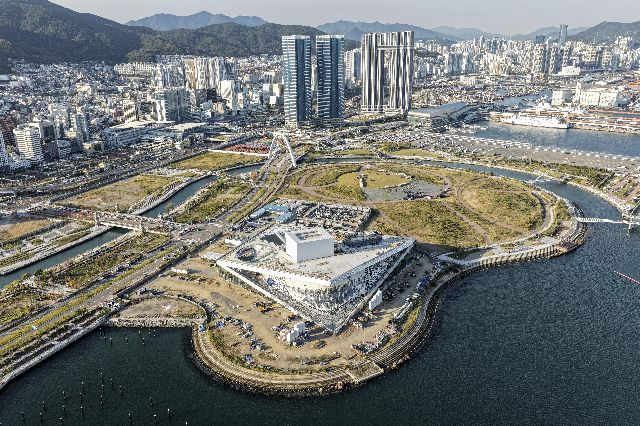 부산시가 국비와 민간 투자 유치를 병행해 5만 석 규모의 대형 돔 건립을 추진하는 북항 1단계 랜드마크 부지 전경 . 이원준 기자 lwj@
