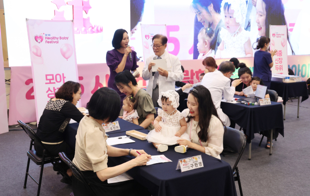 헬시 베이비 선발대회 본선 심사 장면. 부산일보DB