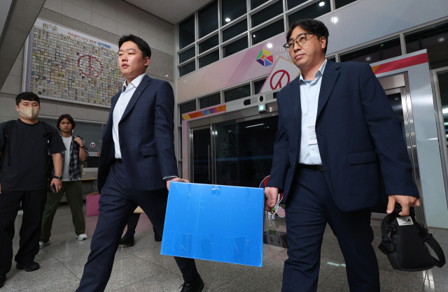 6·3 지방선거 투표용지 부족 사태를 규명할 이태한 선거관리위원회 특별검사팀이 본격적인 강제수사에 나선 지난 9월 17일 대구시선관위에서 특검팀이 압수 물품을 가지고 철수하고 있다. 연합뉴스