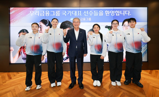 우리금융그룹은 지난 26일 서울 중구 본사에서 아이치·나고야 아시안게임 메달리스트 초청 격려 행사를 열고 선수들에게 포상금과 격려선물을 전달했다. (왼쪽부터) 근대5종 신수민 선수, 농구 강이슬 선수, 임종룡 우리금융그룹 회장, 근대5종 성승민 선수, 사격 양지인 선수, 근대5종 전웅태 선수가 기념 촬영을 하고 있다. 우리금융 제공.