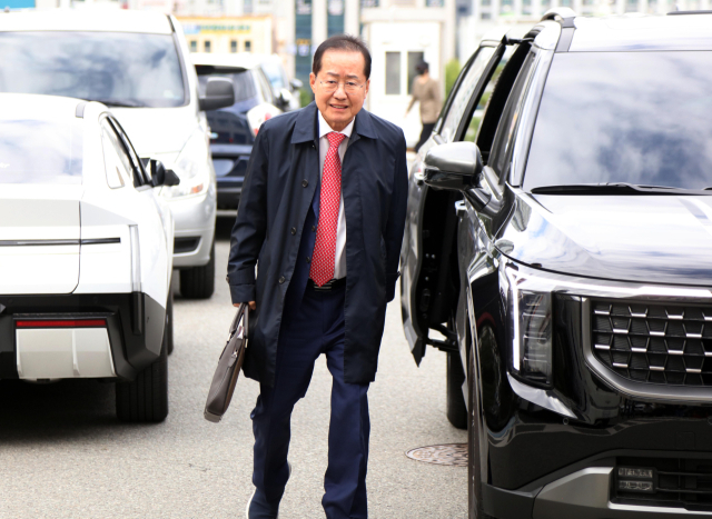 홍준표 전 대구시장이 27일 오전 대구지방법원에 도착하고 있다. 홍 전 시장은 이날 '명태균 여론조사비 대납 의혹'으로 구속영장이 청구된 지인의 구속 전 피의자 심문(영장실질심사)에서 지인의 변호사 자격으로 법원을 찾았다. 연합뉴스