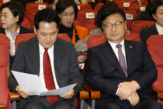 국민의힘 장동혁 대표와 정점식 원내대표가 27일 국회 의원회관에서 열린 제7대 전국여성지방의원협의회 총회에서 행사 자료를 살펴보고 있다. 연합뉴스