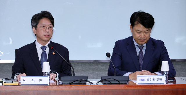 홍지선 국토교통부 장관(왼쪽)이 28일 국회 의원회관에서 열린 국토교통부와 국회 국토교통위원회간 당정협의에서 발언하고 있다. 오른쪽은 국회 국토교통위원회 더불어민주당 복기왕 간사. 연합뉴스