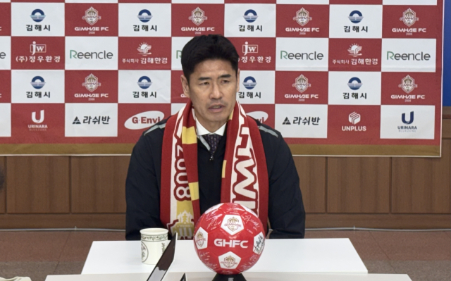 김해FC 설기현 신임 감독이 28일 경남 김해시청 프레스센터에서 향후 포부를 밝히고 있다. 이경민 기자