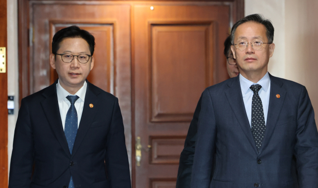 28일 서울 종로구 정부서울청사에서 열린 경제관계장관회의-과학기술관계장관회의 연석회의에 이형일 부총리 겸 재정경제부 장관(오른쪽)과 배경훈 부총리 겸 과학기술정보통신부 장관이 참석하고 있다. 연합뉴스