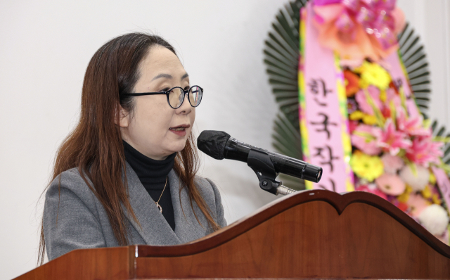 28일 부산일보사 대강당에서 열린 제43회 요산김정한문학상 시상식에서 수상자인 ‘절창’를 쓴 소설가 구병모 작가가 소감을 말하고 있다. 김종진 기자 kjj1761@