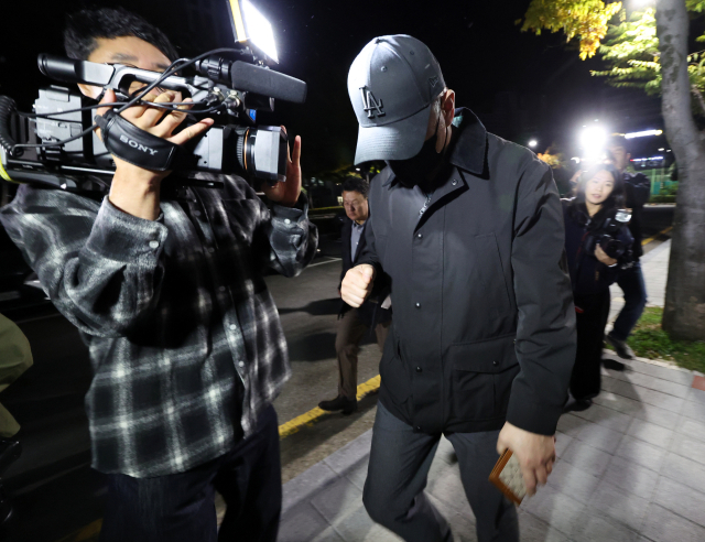 '여고생 살해범' 장윤기의 아버지 장모 경감이 28일 전남광주 동구 광주지방법원에서 열린 경찰의 부실 수사 의혹 사건 공판에 출석해 증인 신문을 받고 이동하고 있다. 연합뉴스