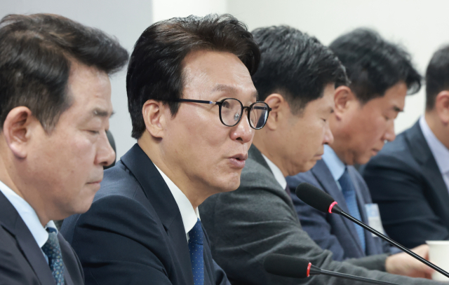 더불어민주당 김민석 대표가 28일 국회 의원회관에서 열린 민주당 외교안보통일자문회의 출범식에 참석해 인사말하고 있다. 연합뉴스