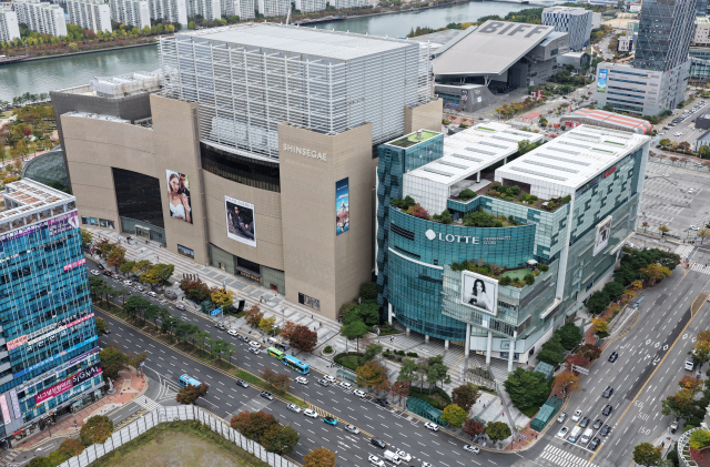 신세계백화점이 부산 해운대구 롯데백화점 센텀시티점을 인수하고 신세계 센텀시티 야외 주차장 부지에 럭셔리 호텔, 프라임 오피스, 프리미엄 레지던스 등을 포함한 대규모 복합개발을 통해 ‘신세계 타운’을 구축할 것으로 알려졌다. 정종회 기자 jjh@