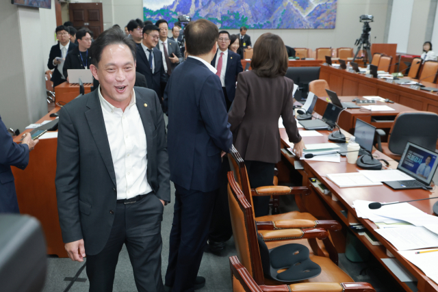 29일 국회 운영위원회에서 열린 대통령비서실, 국가안보실, 대통령경호처에 대한 국정감사에서 여야 의원들이 국민의힘 김태규 의원의 운영위원직 사임 요구와 관련해 설전을 벌이다 감사가 중지된 뒤 김 의원 등 운영위원들이 회의실을 떠나고 있다. 연합뉴스