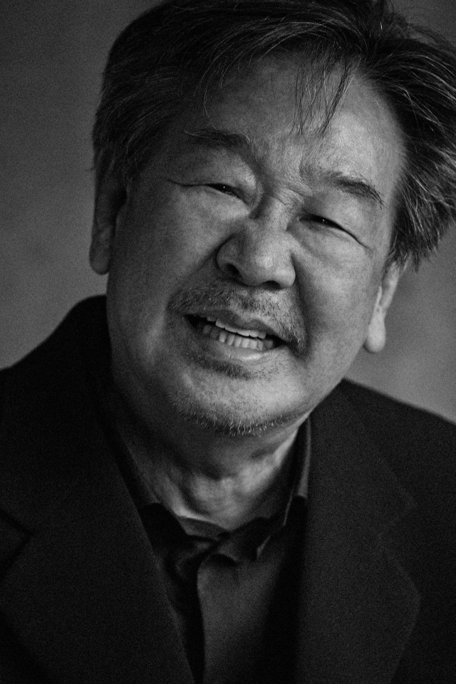 한국의 아버지상을 대표해 '국민 아버지'로 불린 배우 최불암(본명 최영한)이 별세했다. 향년 87세. 30일 방송계에 따르면 최불암은 서울 강서구의 한 병원에서 입원 치료 중 29일 밤 10시께 세상을 떠났다. 연합뉴스