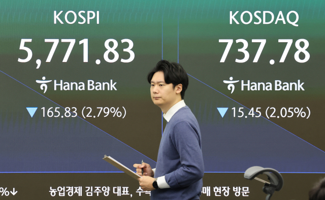 30일 서울 중구 하나은행 딜링룸 현황판에 코스피가 표시되고 있다. 연합뉴스