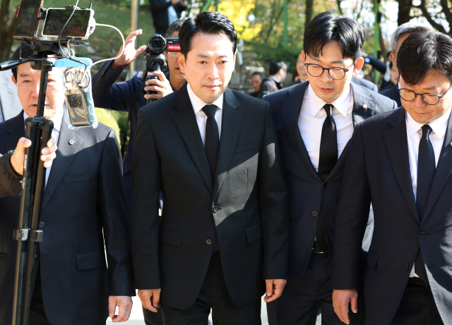 국민의힘 장동혁 대표가 30일 오전 경북 구미시 박정희 전 대통령 생가를 찾아 추모관에서 참배하기위해 이동하고 있다. 연합뉴스