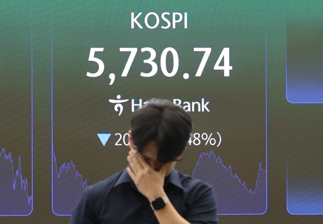 코스피가 미국 기술주가 급락한 여파로 3% 넘게 하락한 30일 서울 중구 하나은행 딜링룸에서 직원이 업무를 보고 있다. 연합뉴스