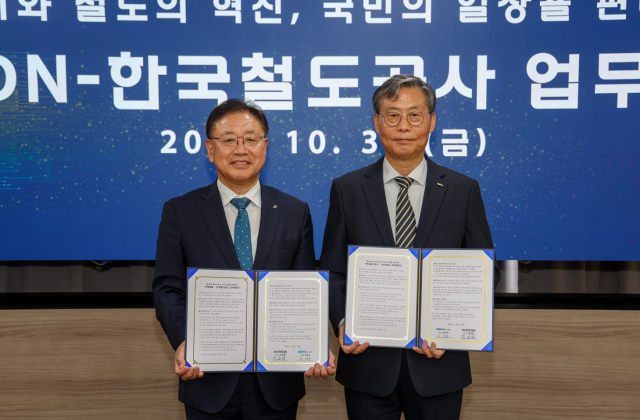 박상형 한전KDN 사장(왼쪽)과 김태승 한국철도공사 사장이 업무협약 후 기념사진을 촬영하고 있다. 한전KDN 제공